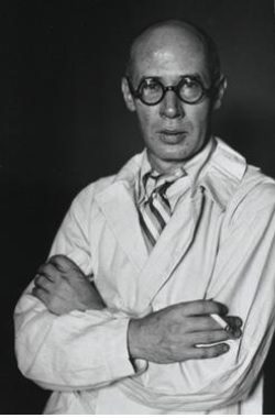 Henry Miller im Türrahmen des Hôtel des Terrasses, Paris (Foto: Brassaï, 1932–1933)